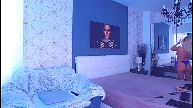 Snapshot of MaryMatiss chatting on 10.17.25 MaryMatiss online show from 10.17.25