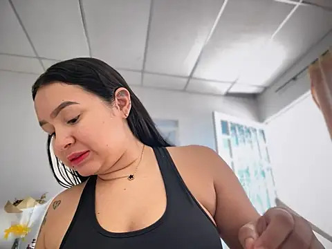 Pretty Isadora online show from 03.08.25