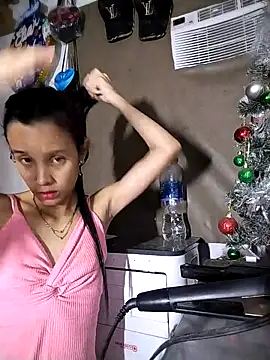 Snapshot of The-quee22 chatting on 12.13.25 The-quee22 online show from 12.13.25