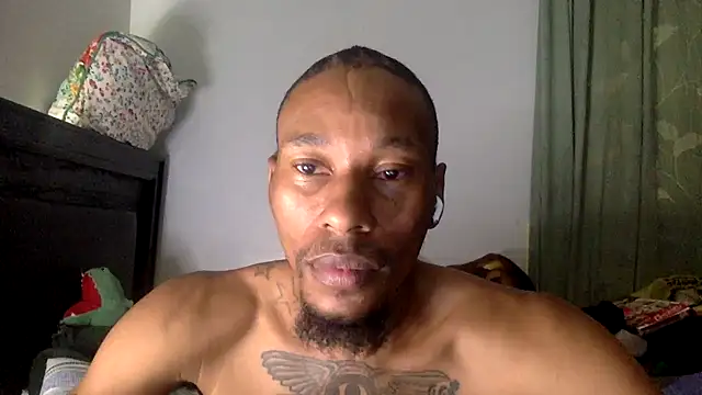 Snapshot of KingDerRico chatting on 10.28.25 KingDerRico online show from 10.28.25