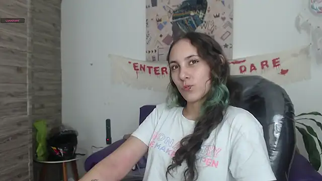 Snapshot of xlunna chatting on 12.17.24 xlunna online show from 12.17.24