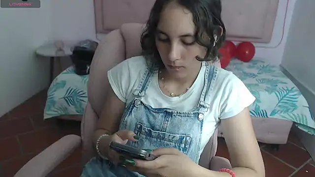 Snapshot of xlunna chatting on 02.14.25 xlunna online show from 02.14.25