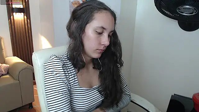 Snapshot of xlunna chatting on 10.15.25 xlunna online show from 10.15.25