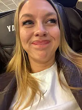 Snapshot of Sweet___Emily chatting on 10.17.25 Sweet Emily online show from 10.17.25