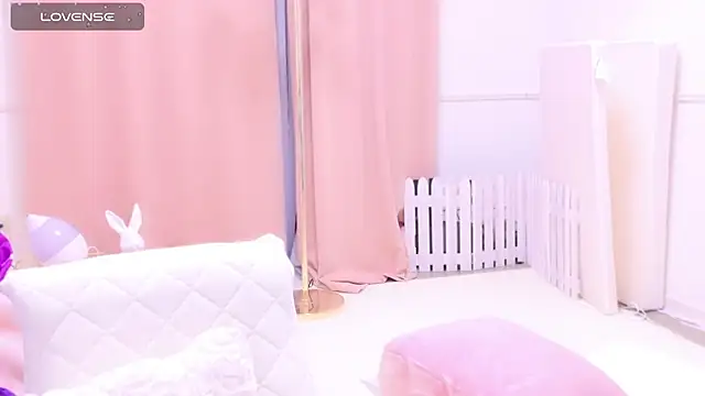 Snapshot of maii- chatting on 02.28.25 maii- online show from 02.28.25