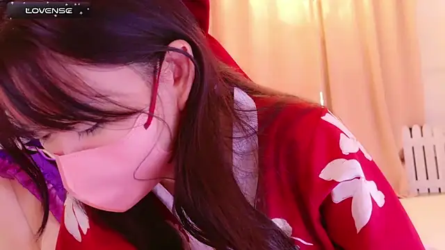 Snapshot of maii- chatting on 03.04.25 maii- online show from 03.04.25