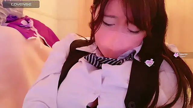 Snapshot of maii- chatting on 03.05.25 maii- online show from 03.05.25