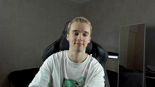 Snapshot of MasonWarholl chatting on 12.13.24 MasonWarholl online show from 12.13.24