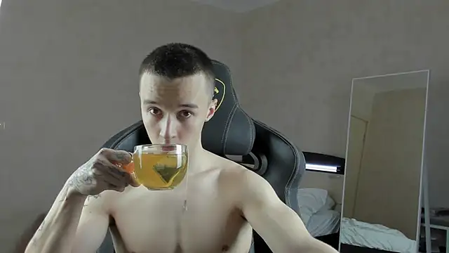 Snapshot of MasonWarholl chatting on 12.23.24 MasonWarholl online show from 12.23.24