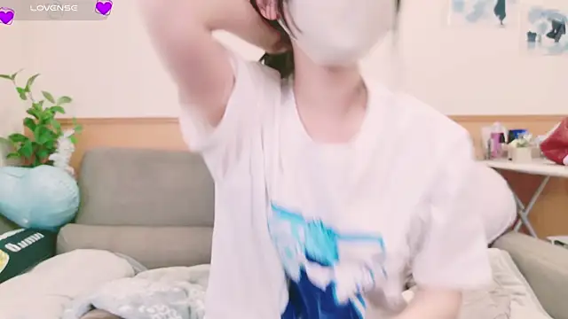 Snapshot of Conatsu chatting on 02.14.25 Conatsu online show from 02.14.25