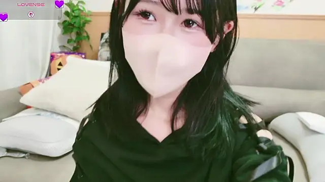 Snapshot of Conatsu chatting on 10.25.25 Conatsu online show from 10.25.25