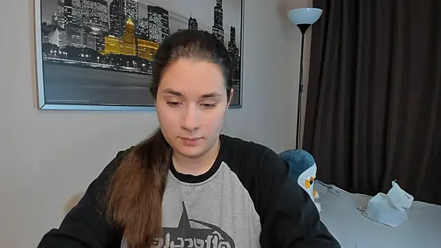 Snapshot of LunaWines chatting on 02.15.25 LunaWines online show from 02.15.25