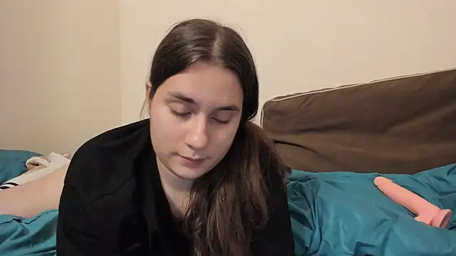 Snapshot of LunaWines chatting on 10.11.25 LunaWines online show from 10.11.25