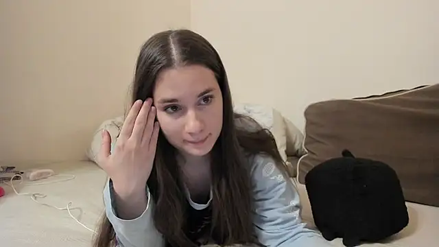 Snapshot of LunaWines chatting on 02.13.26 LunaWines online show from 02.13.26