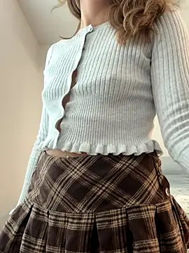 Snapshot of 18petitewhitegirl chatting on 10.17.25 18petitewhitegirl online show from 10.17.25