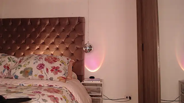 Snapshot of Roussmariehenao chatting on 02.21.26 Roussmariehenao online show from 02.21.26