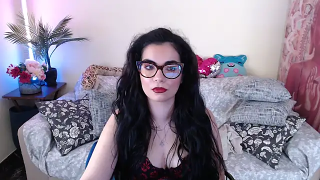 Saturnia Yvonne online show from 10.04.25