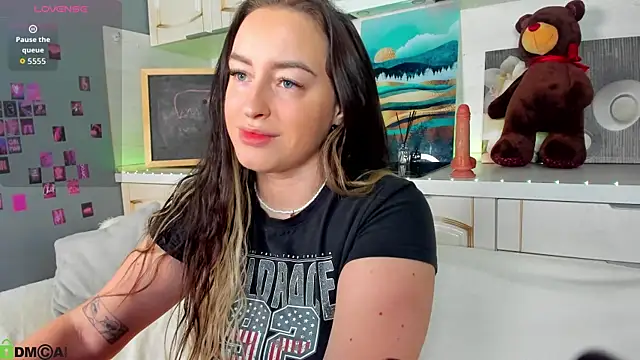 Snapshot of Kruela_Eva chatting on 11.21.25 Kruela Eva online show from 11.21.25