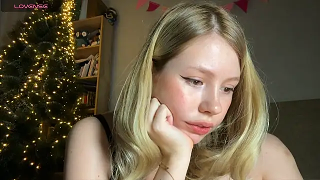 Snapshot of HoneyAudrey chatting on 12.19.24 HoneyAudrey online show from 12.19.24