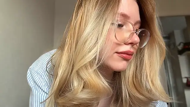 Snapshot of HoneyAudrey chatting on 02.28.25 HoneyAudrey online show from 02.28.25