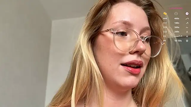 Snapshot of HoneyAudrey chatting on 03.07.25 HoneyAudrey online show from 03.07.25