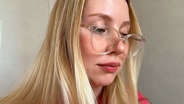 Snapshot of HoneyAudrey chatting on 09.09.25 HoneyAudrey online show from 09.09.25