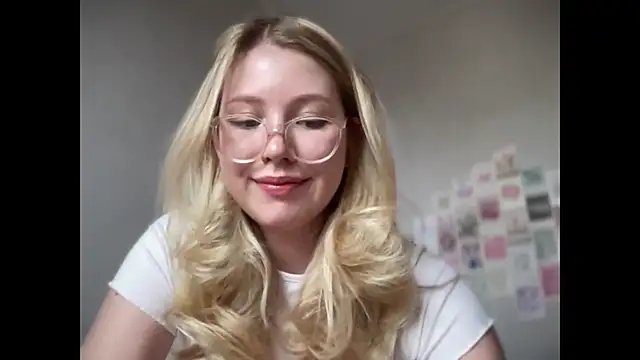 Snapshot of HoneyAudrey chatting on 09.29.25 HoneyAudrey online show from 09.29.25