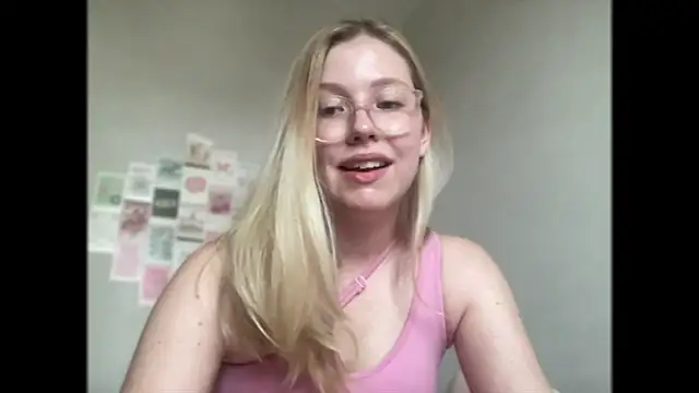 Snapshot of HoneyAudrey chatting on 10.02.25 HoneyAudrey online show from 10.02.25