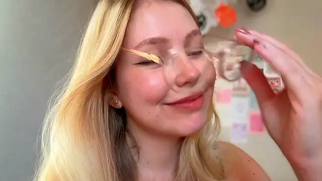 Snapshot of HoneyAudrey chatting on 10.20.25 HoneyAudrey online show from 10.20.25