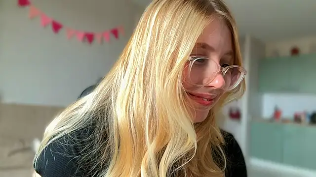 Snapshot of HoneyAudrey chatting on 10.21.25 HoneyAudrey online show from 10.21.25