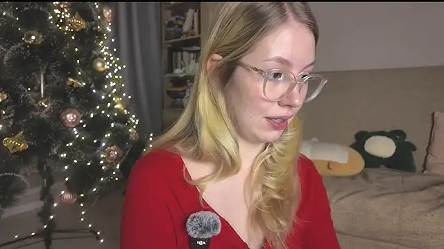 Snapshot of HoneyAudrey chatting on 12.22.25 HoneyAudrey online show from 12.22.25