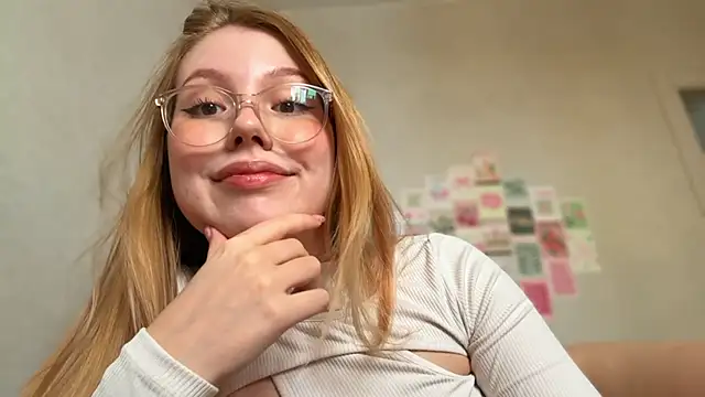 Snapshot of HoneyAudrey chatting on 04.21.26 HoneyAudrey online show from 04.21.26