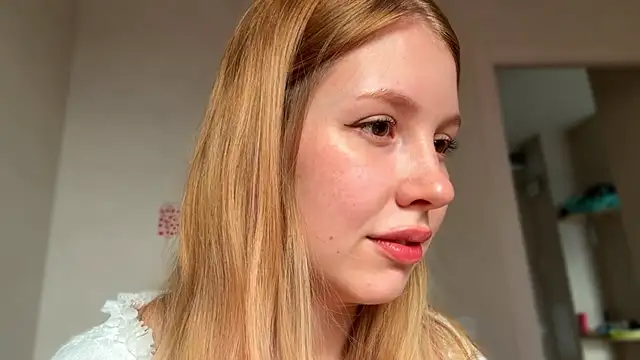 Snapshot of HoneyAudrey chatting on 04.25.26 HoneyAudrey online show from 04.25.26