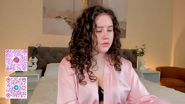 Snapshot of Ariella_Sol chatting on 09.17.25 Ariella Sol online show from 09.17.25