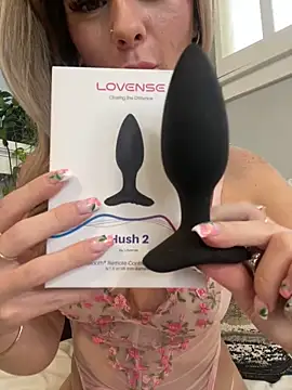 Snapshot of LoveShae_ chatting on 12.06.24 LoveShae online show from 12.06.24