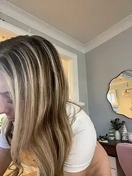 Snapshot of LoveShae_ chatting on 12.17.24 LoveShae online show from 12.17.24