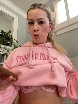 Snapshot of LoveShae_ chatting on 02.05.25 LoveShae online show from 02.05.25