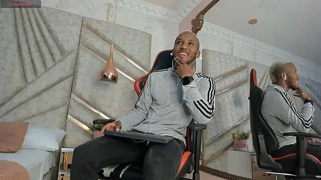 Snapshot of JamesParck chatting on 02.07.25 JamesParck online show from 02.07.25