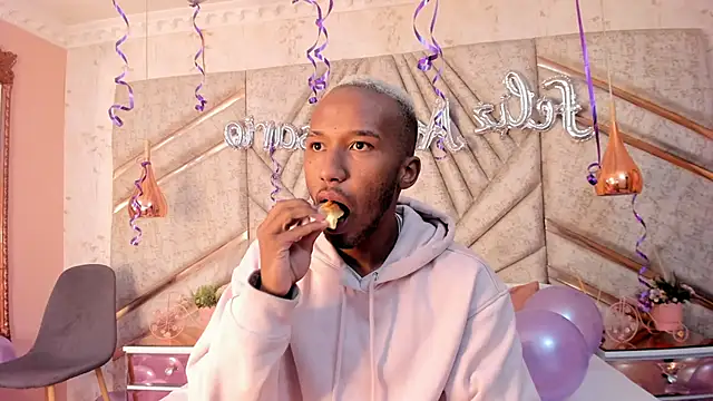 Snapshot of JamesParck chatting on 02.14.25 JamesParck online show from 02.14.25