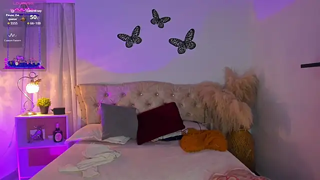 Snapshot of Sarahballiston_ chatting on 11.25.25 Sarahballiston online show from 11.25.25