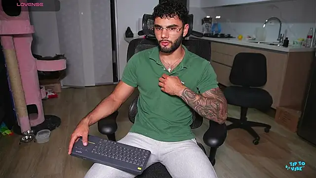 Snapshot of Derek_w chatting on 12.19.24 Derek w online show from 12.19.24