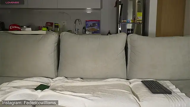 Snapshot of Derek_w chatting on 10.01.25 Derek w online show from 10.01.25