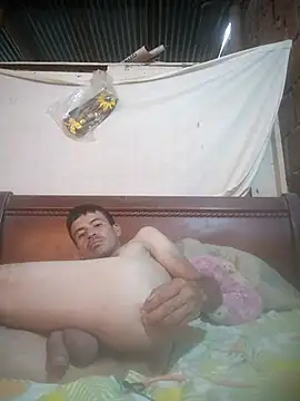 Snapshot of Vergon2cm chatting on 11.04.25 Vergon2cm online show from 11.04.25