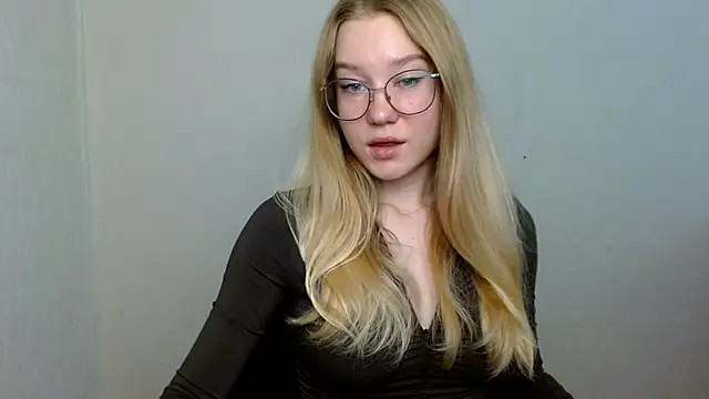 Snapshot of cindi_hot chatting on 11.14.25 cindi hot online show from 11.14.25