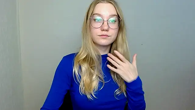 Snapshot of cindi_hot chatting on 11.17.25 cindi hot online show from 11.17.25