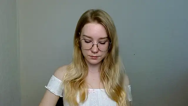 Snapshot of cindi_hot chatting on 11.19.25 cindi hot online show from 11.19.25