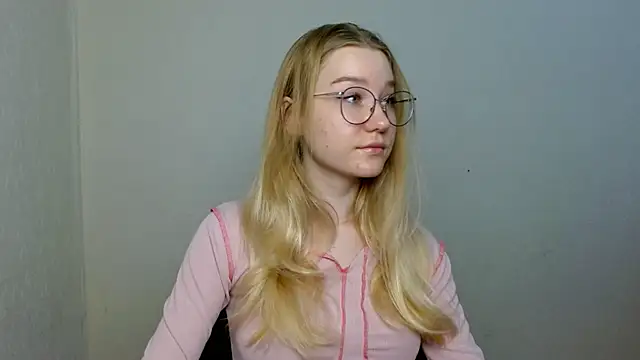 Snapshot of cindi_hot chatting on 11.23.25 cindi hot online show from 11.23.25