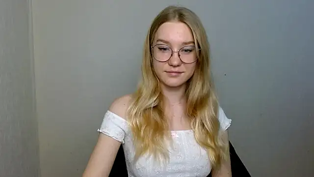 Snapshot of cindi_hot chatting on 11.24.25 cindi hot online show from 11.24.25