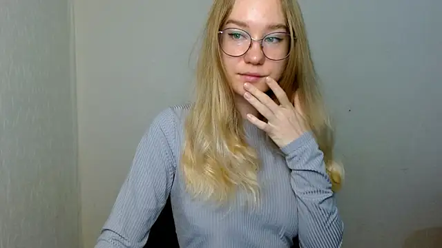 Snapshot of cindi_hot chatting on 11.29.25 cindi hot online show from 11.29.25