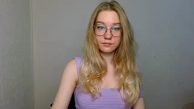 Snapshot of cindi_hot chatting on 12.05.25 cindi hot online show from 12.05.25